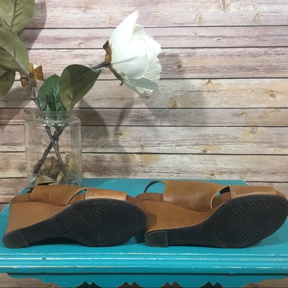 Aerosoles wedge sandal. Brown leather with buckle. - Picture 5 of 5